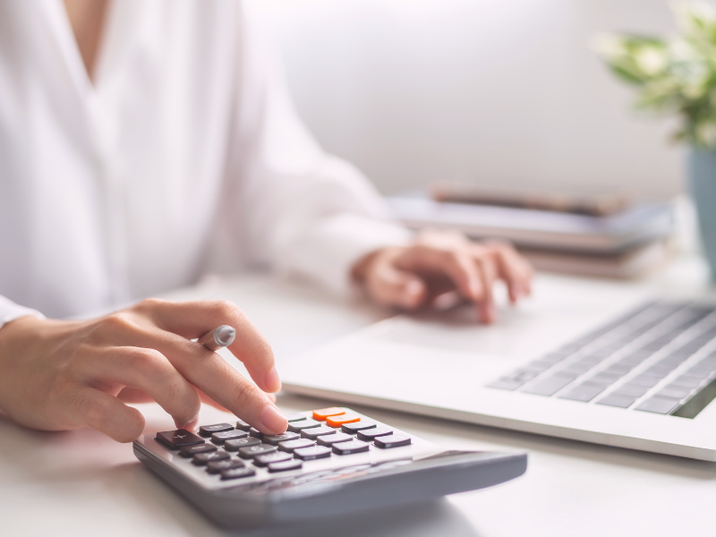 Comment gagne une assistante web