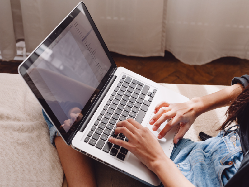 Devenir assistante web sans expérience